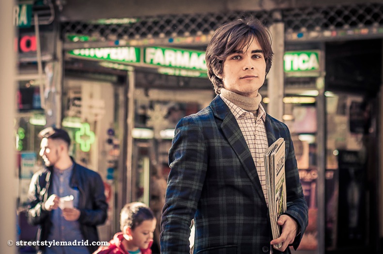 Street style Madrid, chaqueta de cuadros verde y azul con jersey de cuello alto, camisa de cuadros