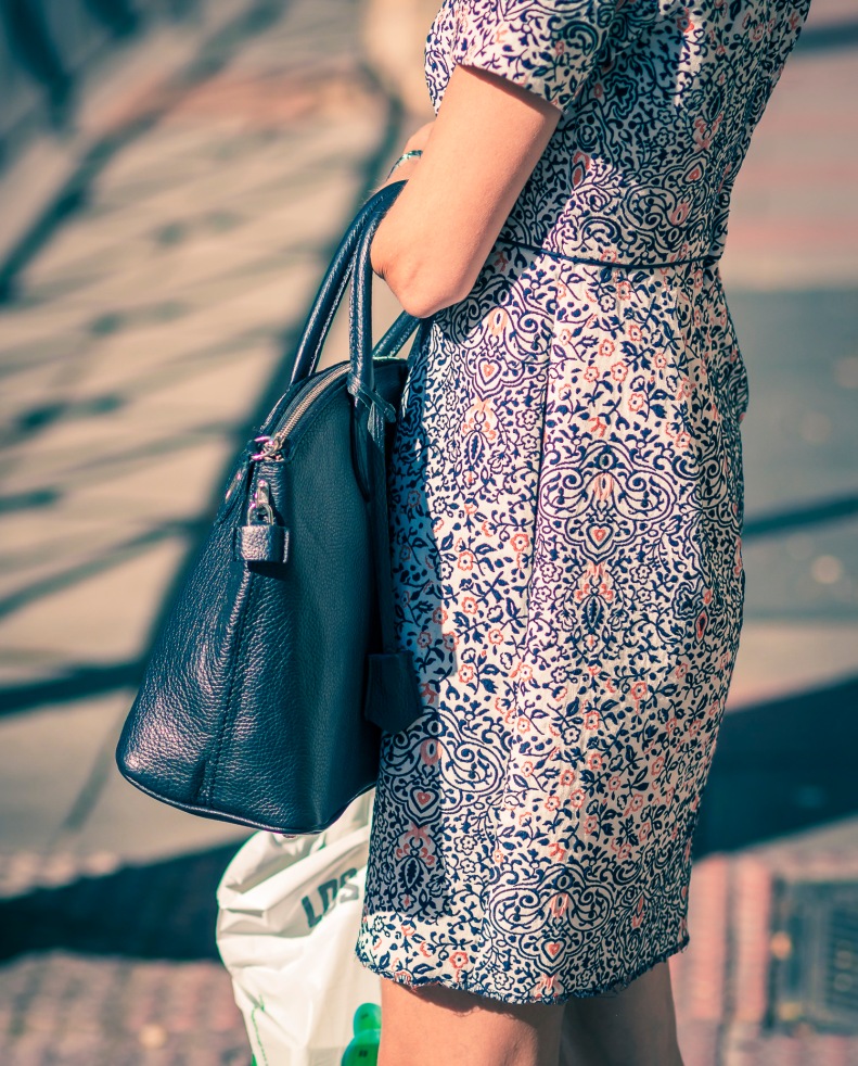 Street Style Madrid vestido estampado con bolso de piel